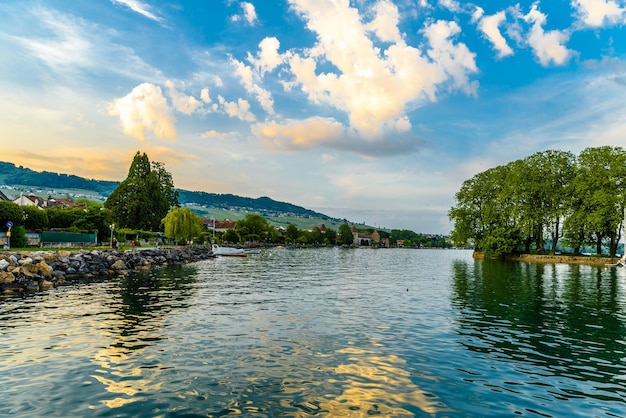 Puesta de sol con reflejos en el hermoso lago de Ginebra Suiza