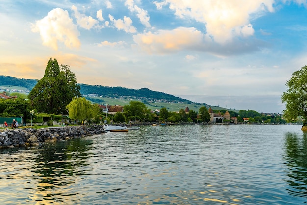 Puesta de sol con reflejos en el hermoso lago de Ginebra Suiza