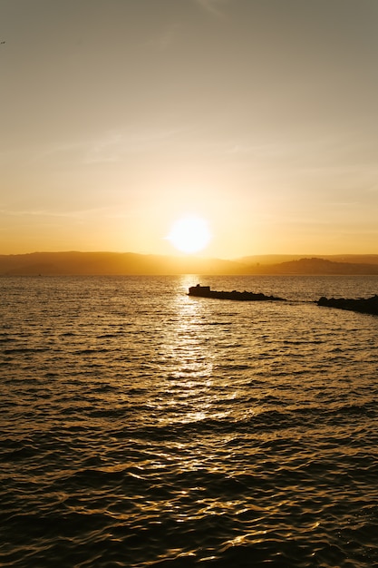 Foto puesta de sol reflexionando sobre el mar