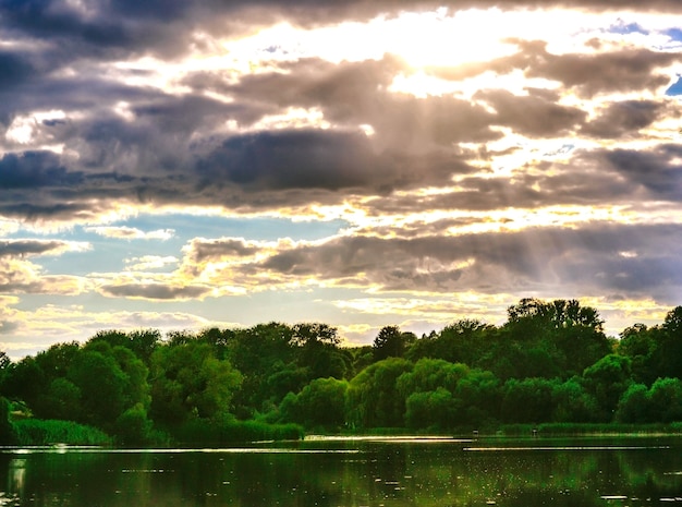 Puesta de sol río agua bosques nubes