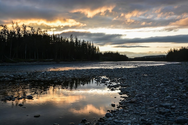 Puesta de sol en el río del norte