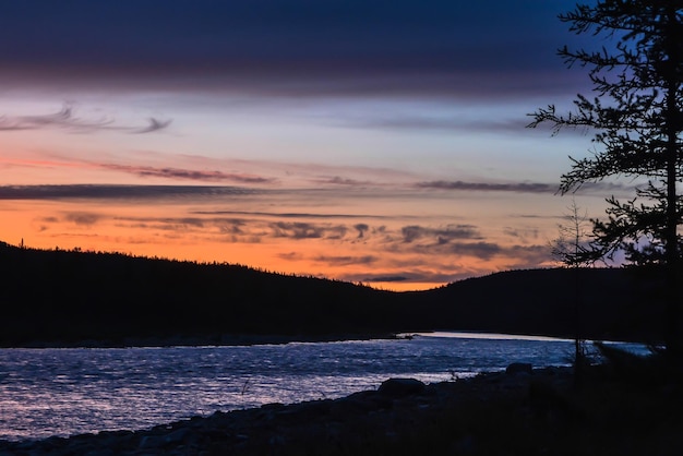 Puesta de sol en el río del norte