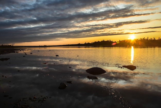 Puesta de sol en el río del norte