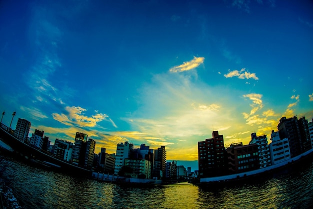 Foto la puesta de sol desde el río sumida hasta el barrio de taito