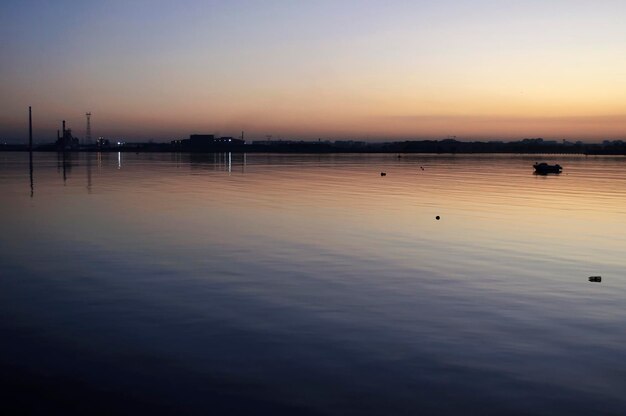 Foto la puesta de sol en el río tejo