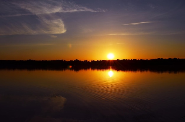 Puesta de sol en el río en verano