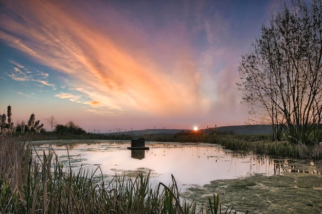 Foto puesta de sol en el río