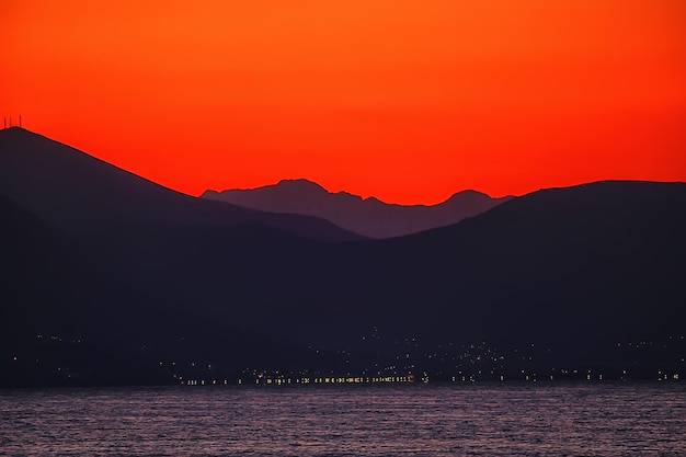 puesta de sol roja en las montañas, paisaje natural silueta de montañas al atardecer, look de verano