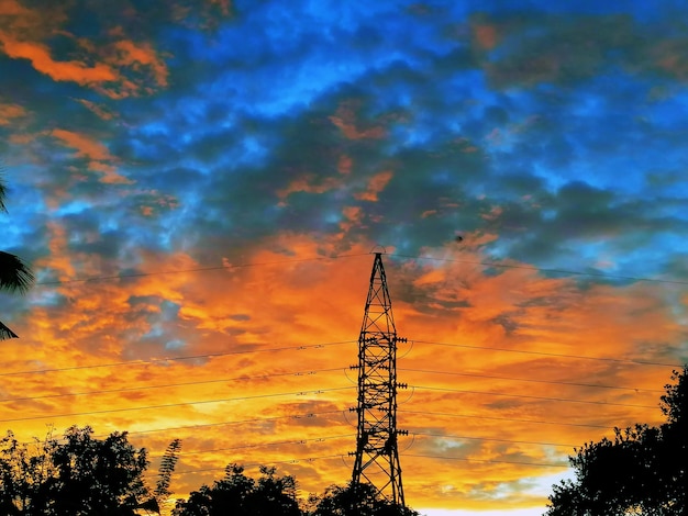 puesta de sol roja sobre la ciudad