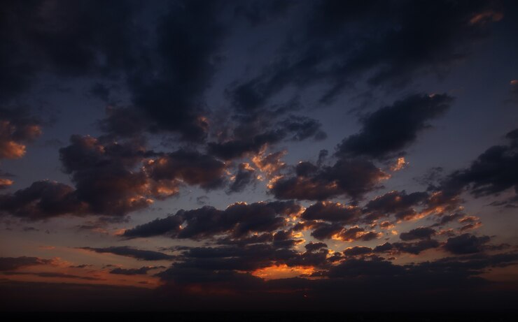 Foto puesta de sol romántica en el cielo escénico del crepúsculo. belleza en el concepto de naturaleza