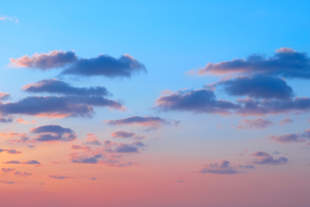 Puesta de sol romántica con hermosas nubes azules, rojas y amarillas.