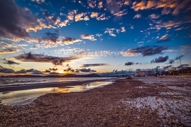 Puesta de sol rosa en la costa de Alghero Cerdeña