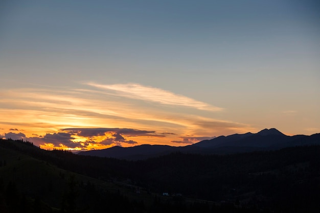 Puesta de sol rosa y naranja en las montañas Cárpatos