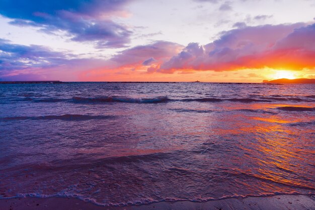 Puesta de sol rosa sobre la costa de Alghero Italia