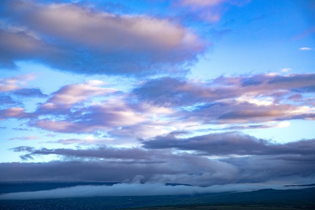 Puesta de sol rosa violeta cielo con nubes