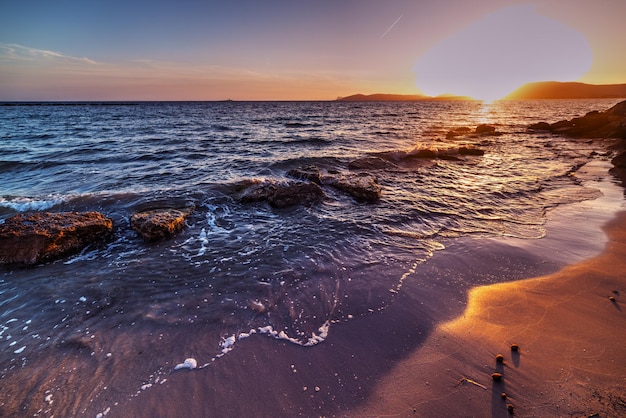 Puesta del sol rosada en la costa de Alghero Italia