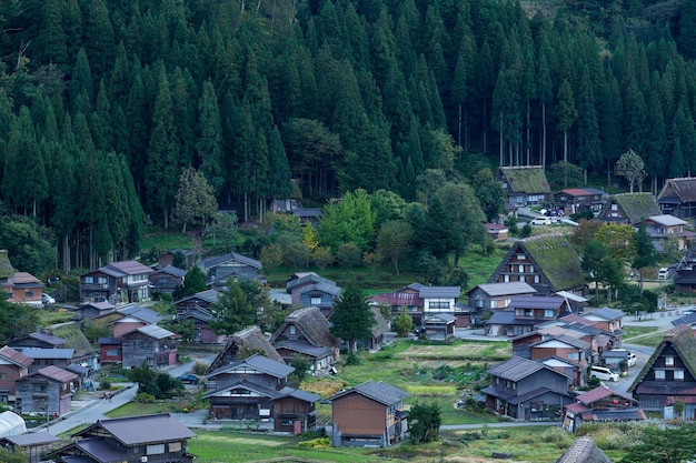 Puesta de sol de shirakawago en Japón