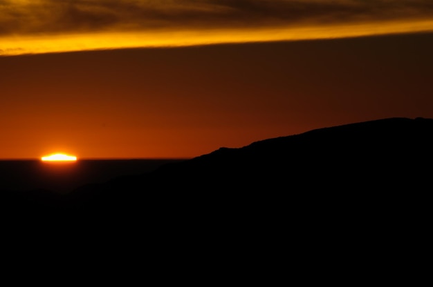 Puesta de sol de silueta de luz de fondo sobre las montañas en las Islas Canarias Tenerife