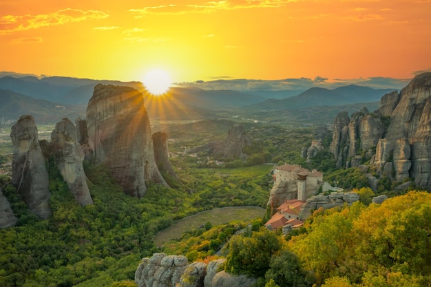 Puesta de sol sobre la abadía rocosa griega en Kalambaka