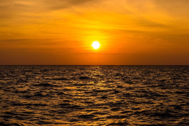 Puesta de sol sobre el agua islas Phi Phi Leh mar de Andaman Krabi Tha