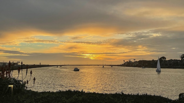 La puesta de sol sobre el agua en el sur de California