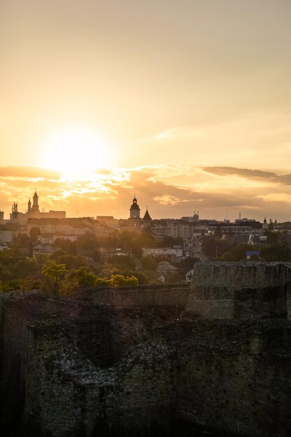 Puesta de sol sobre la antigua fortaleza y la ciudad de Suceava en Rumania