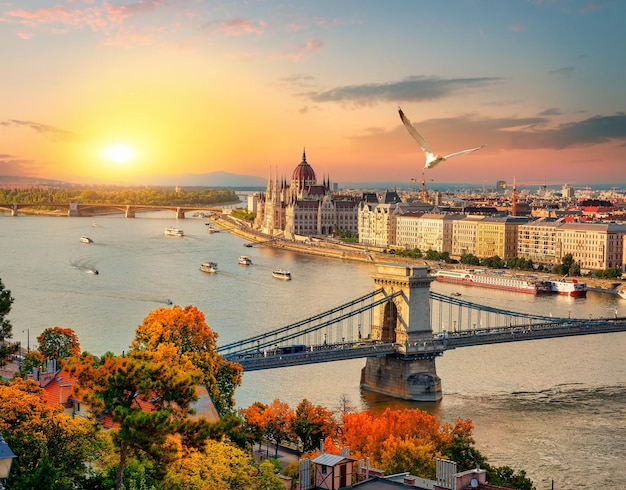 Puesta de sol sobre budapest | Foto Premium
