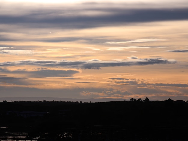 Foto puesta de sol sobre un campo en bueng kan