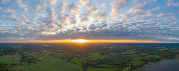 Puesta de sol sobre el campo de verano