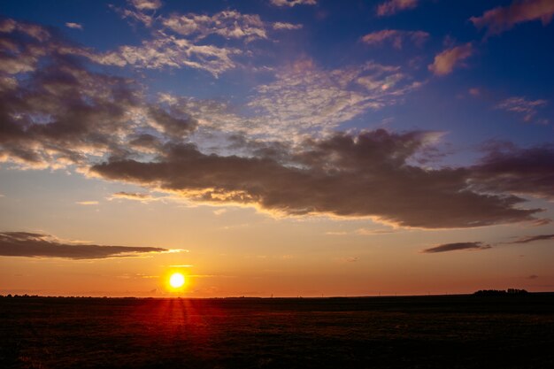 Puesta de sol sobre el campo en verano