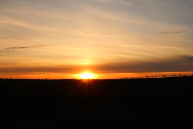 Una puesta de sol sobre un campo