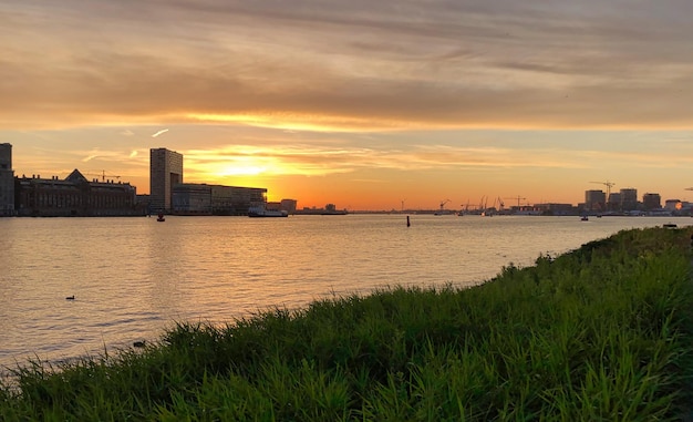 Foto puesta de sol sobre los canales de amsterdam en verano