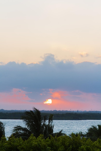 Puesta de sol sobre Cancún, México.