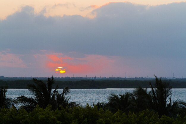 Puesta de sol sobre Cancún, México.