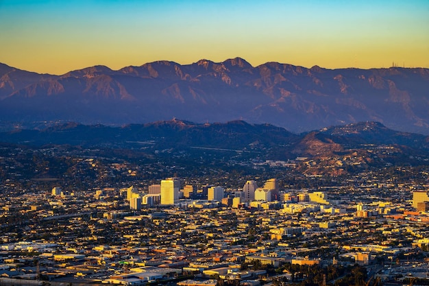 Puesta de sol sobre el centro de las montañas de Glendale y San Gabriel en California