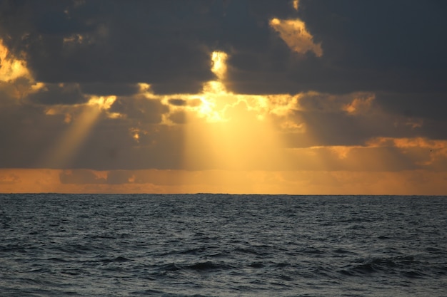 Puesta de sol sobre los cielos de Kokan Maharashtra