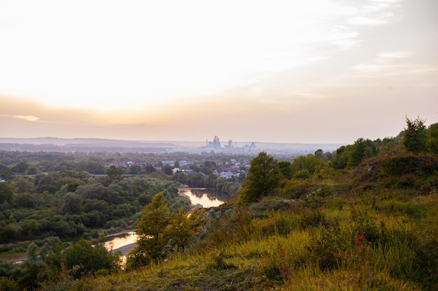 Puesta de sol sobre la ciudad de Ivano Frankivsk en Ucrania