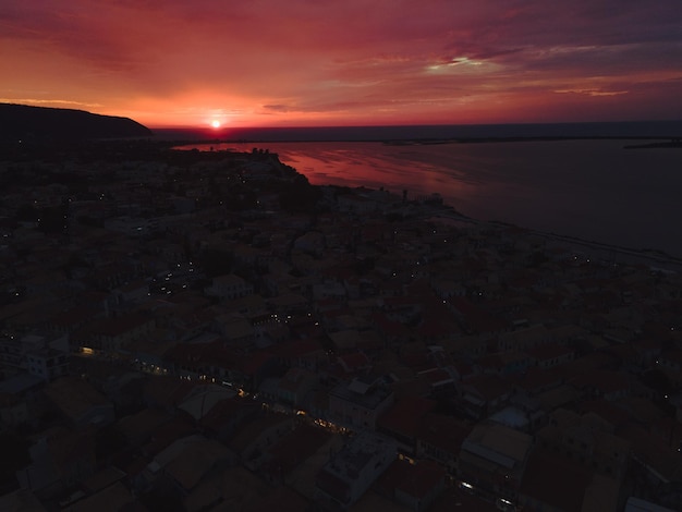 Puesta de sol sobre la ciudad de lefkada