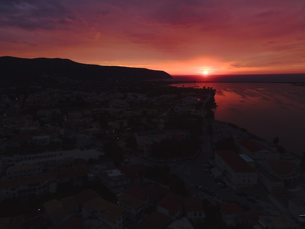 puesta de sol sobre la ciudad de Lefkada