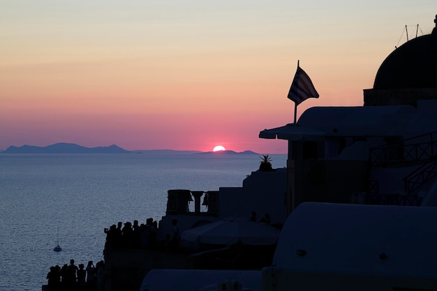 Puesta de sol sobre la ciudad de Oia en la isla de Santorini Grecia