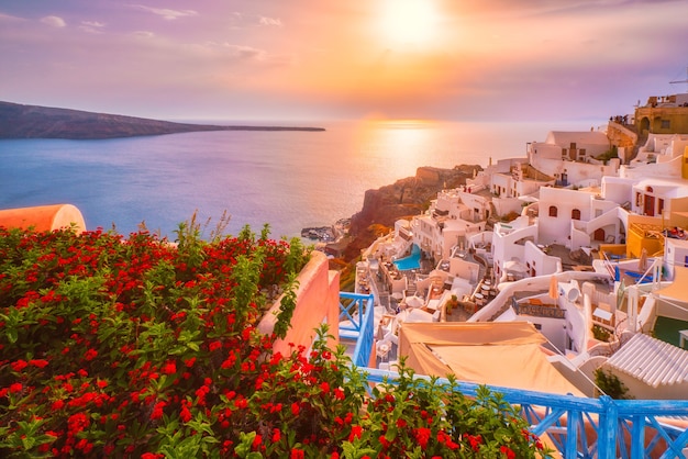 Puesta de sol sobre la ciudad de oia en la isla de santorini en verano santorini grecia