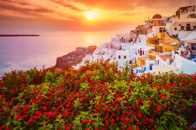 Puesta de sol sobre la ciudad de oia en la isla de santorini en verano santorini grecia