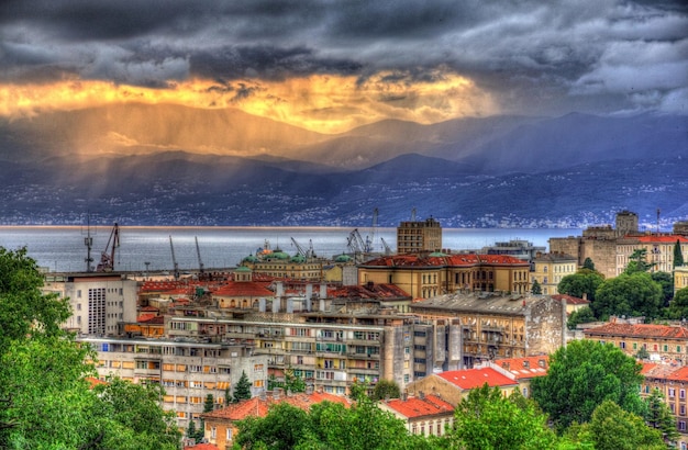 Puesta de sol sobre la ciudad de Rijeka, Croacia