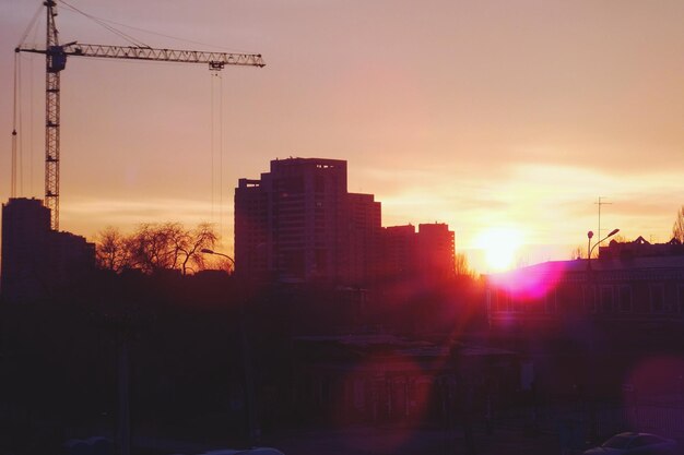 Foto la puesta de sol sobre la ciudad