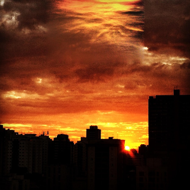 Foto puesta de sol sobre la ciudad