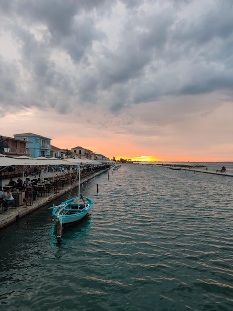 Puesta de sol sobre el clima nublado de lefkada