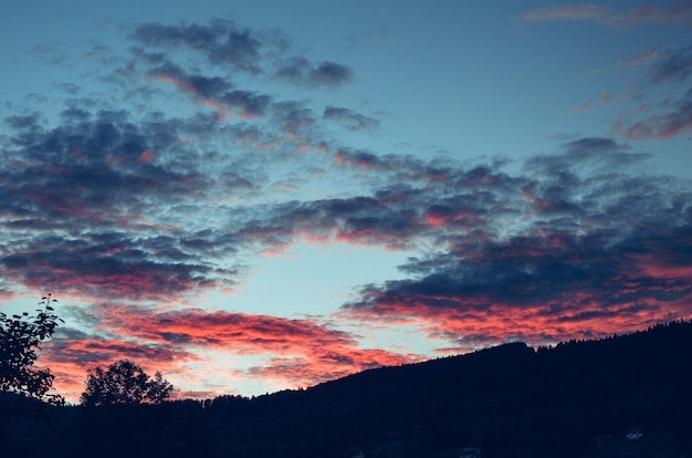 Puesta de sol sobre la colina