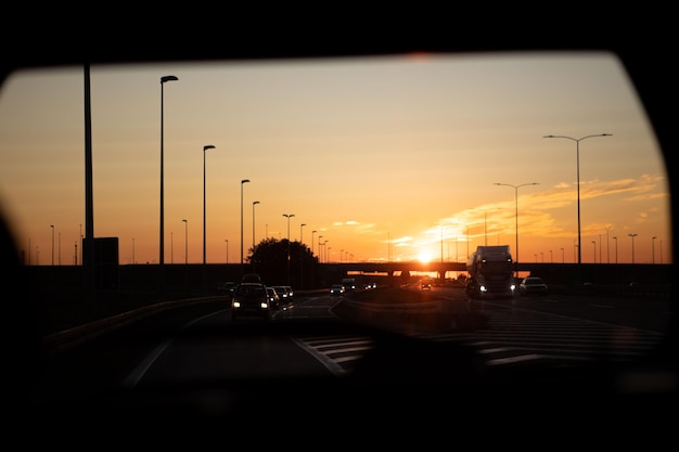 Puesta de sol sobre el concepto de viaje en coche de carretera