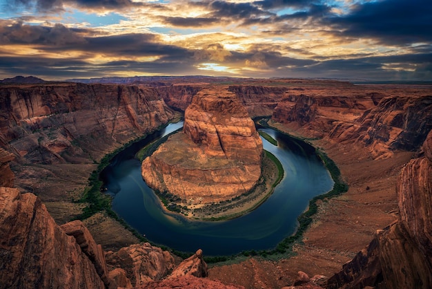 Puesta de sol sobre la curva de herradura y el río colorado