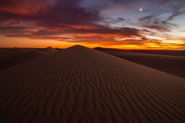 Puesta de sol sobre las dunas de arena en el desierto Paisaje árido del desierto del Sahara